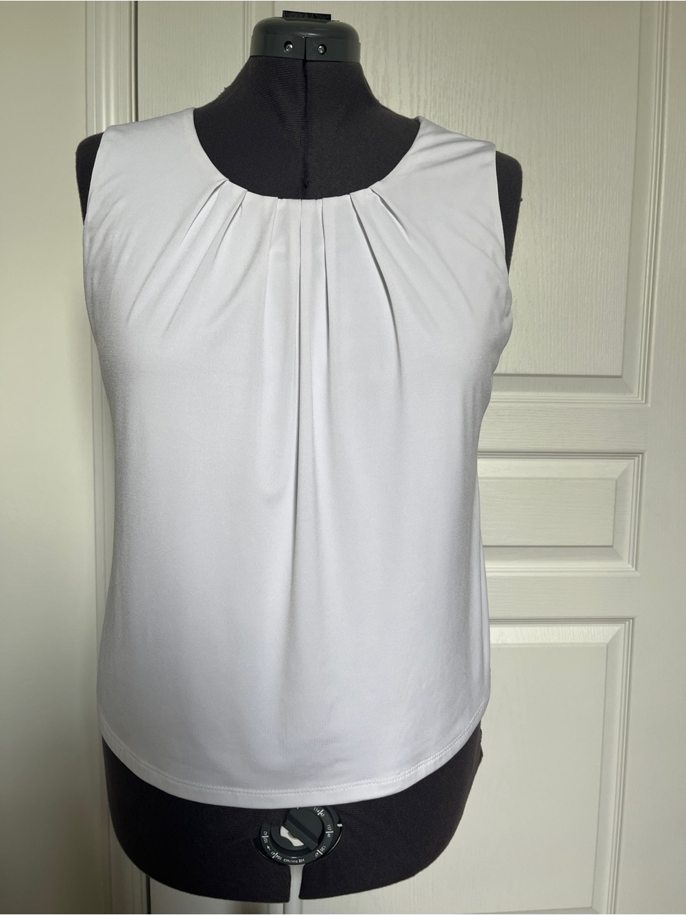 Jones Studio White Pleated Round Neck Sleeveless Top